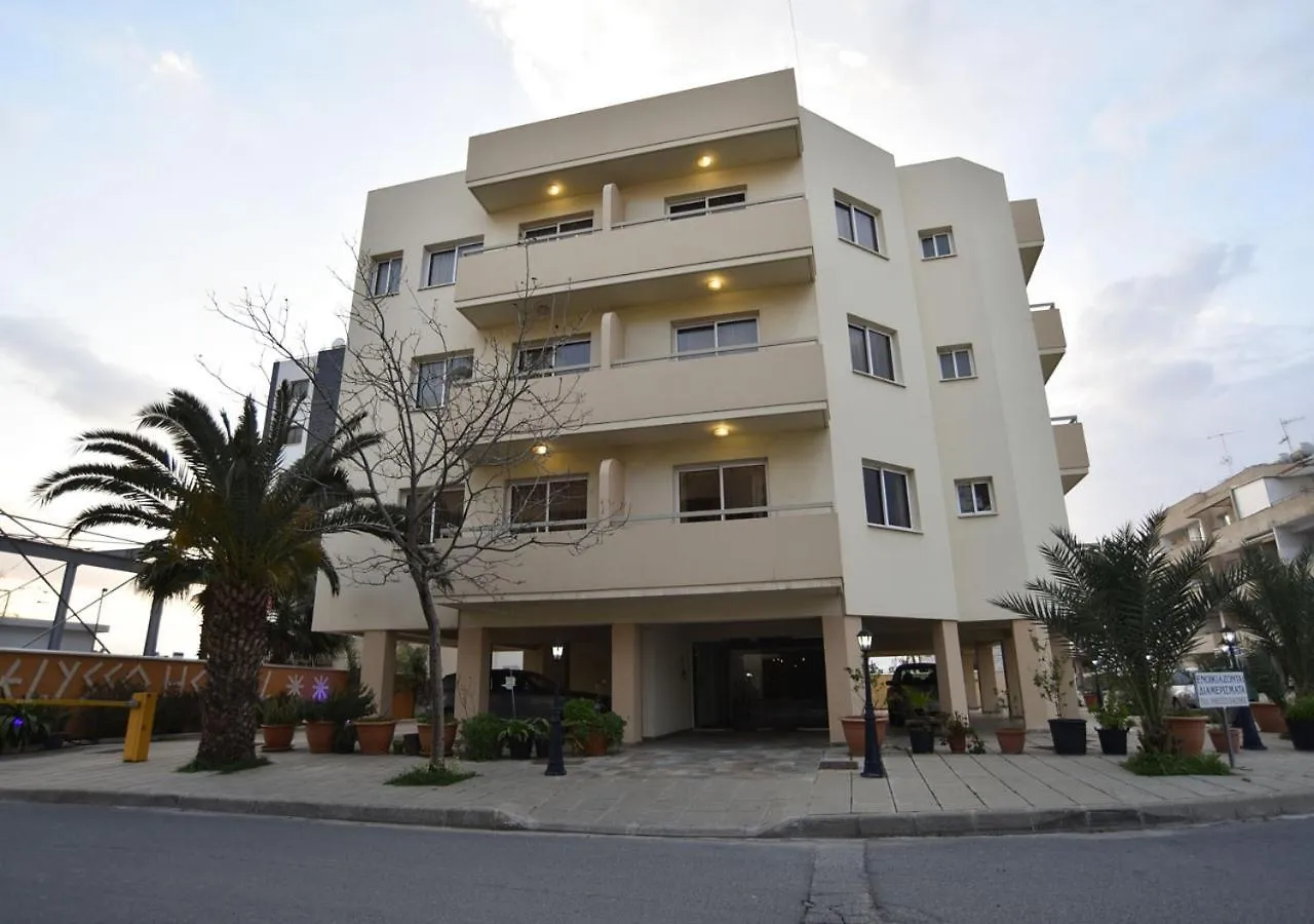 לרנקה Elysso Apartments מלון דירות